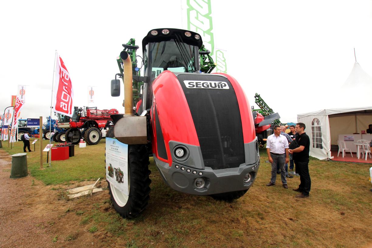 Quatre modèles à cabine centrale